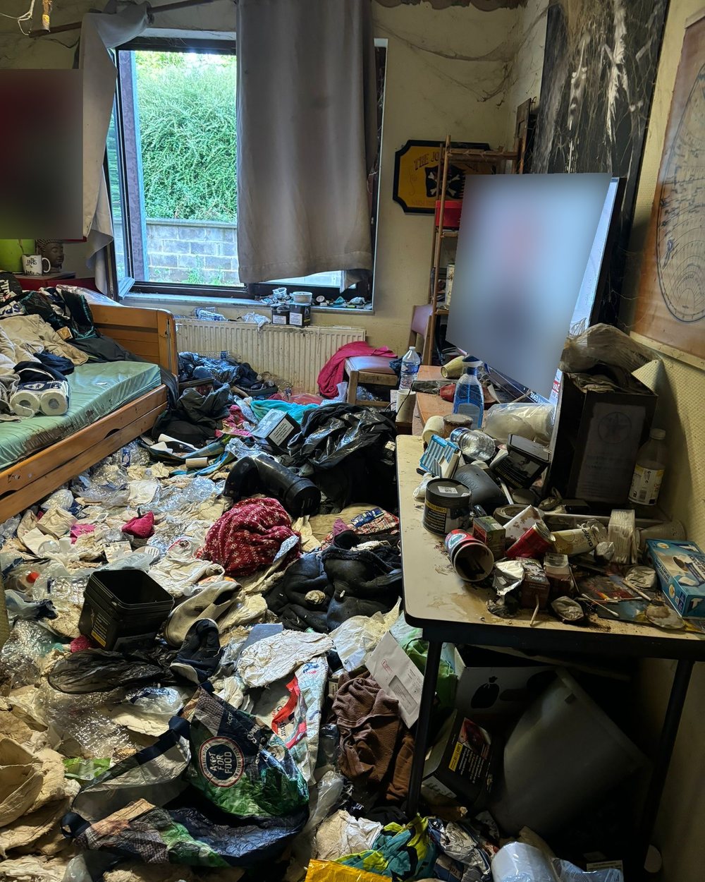 Chambre très encombrée et sale avant le nettoyage